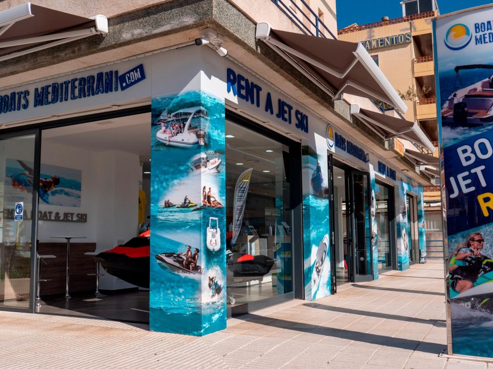 Fachada de la oficina de Boats Mediterrani en Santa Margarida, Roses