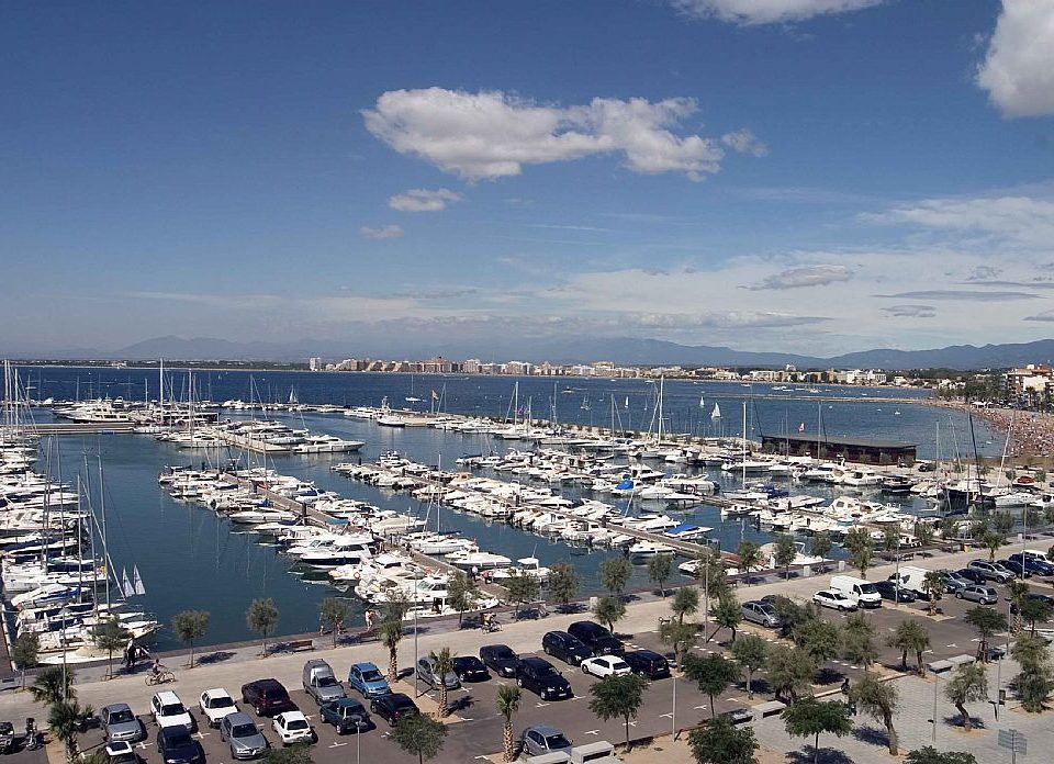 Vista aérea del puerto deportivo de Roses con las embarcaciones amarradas