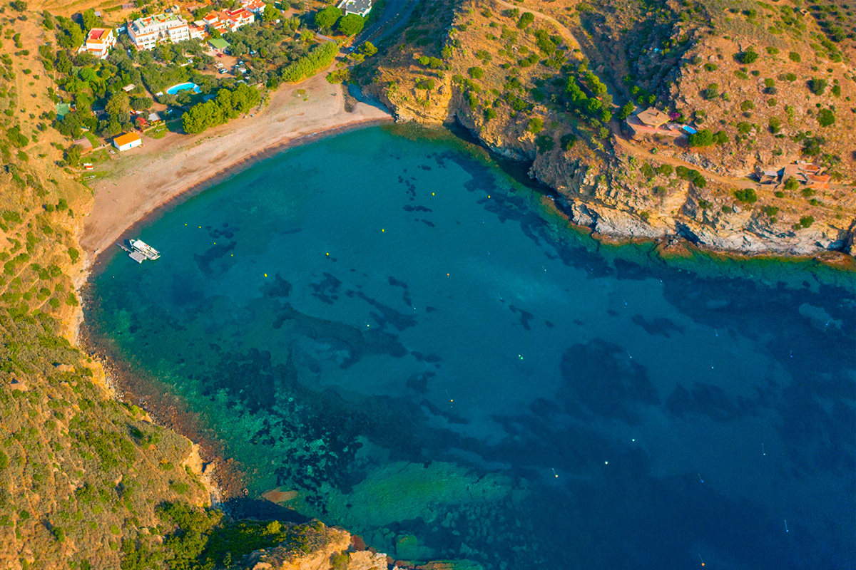 Cala Jóncols vista desde el aire, en el cabo Norfeu